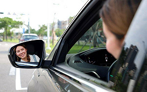 高市新聞局道安短片 網紅示範開關車門5步驟守護用路安全