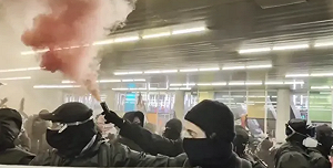 (影) 蒙特婁街頭爆發騷亂 他卻在演唱會上唱歌跳舞! 杜魯道遭反對黨痛罵