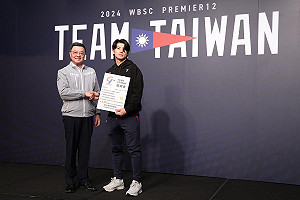 不再道歉!卓揆邀台灣英雄慶功午宴 由隊長陳傑憲代表接受道謝卡