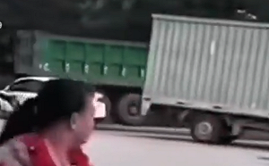 (影) 中國徹底失控！貨車司機撞2警車 四川、河北公車也撞人 貴州飆車族橫行