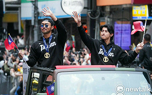 現場直擊》台灣英雄大遊行 民眾夾道歡呼 英雄谷金黃紙片飛舞 場面壯觀