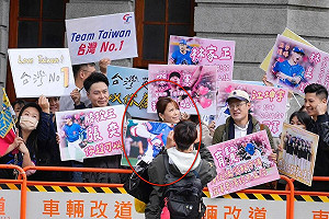 陳智菡拿陳傑憲「無頭照」稱二創 卓冠廷轟:別當「接頭鬥士」網批道歉很難嗎?