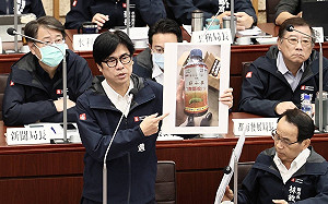 高雄高爾夫球場查獲500瓶農藥   陳其邁：公事公辦、沒有任何妥協 