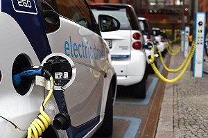 川普欲取消電動車補貼! 紐森再槓回嗆 : 加州自掏腰包繼續補助