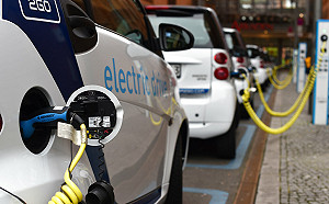川普欲取消電動車補貼! 紐森再槓回嗆 : 加州自掏腰包繼續補助