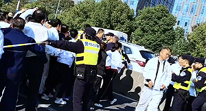 (影) 老闆跑路、欠薪 多地工人上街堵馬路! 長城汽車裁員5,465人 員工也維權
