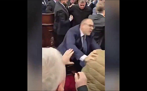 (影) 一帶一路豆腐渣工程害死15人! 塞爾維亞國會為火車站倒塌事件大打出手