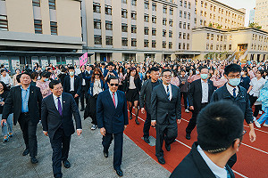 馬英九設宴款待陸生團 邀「明年一起泳渡日月潭」