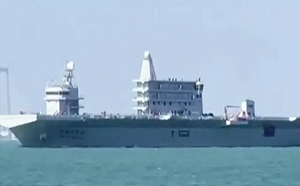 中國類航母「神秘平甲板船」首航 美媒：民用外衣掩藏軍事潛力 可兩棲攻擊