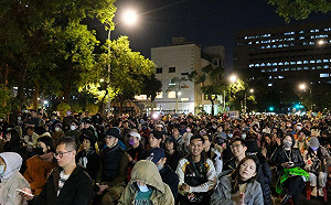 不畏天寒  民團號召2千多人聚立院外抗議   反對藍白突襲闖關修憲訴法、選罷法    