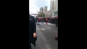 (影) 街頭獻忠事件頻起! 四川內江再爆汽車蓄意衝撞人群 死傷群眾倒一片