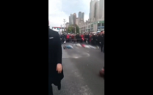 (影) 街頭獻忠事件頻起! 四川內江再爆汽車蓄意衝撞人群 死傷群眾倒一片