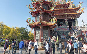 彰化埔鹽順澤宮發12強冠軍帽 民眾半夜搭帳棚搶拿