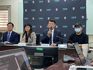 體大系主任刀插桌威脅、學生淪黑工投訴竟「霸凌不成立」 教育部致歉