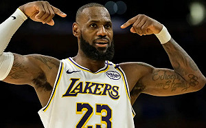 39歲詹皇拼老命！滑倒立刻起身賞再見火鍋