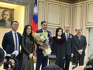 快訊》(影) 王義川宣誓就任立委 韓國瑜自嘲:可以開始酒測嗎?
