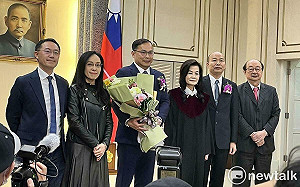 快訊》(影) 王義川宣誓就任立委 韓國瑜自嘲：可以開始酒測嗎？ 