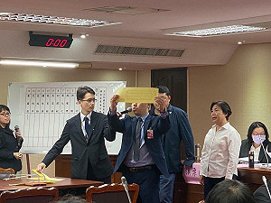立院國發基金調委會選黃國昌當召委、民進黨退席喊選舉無效