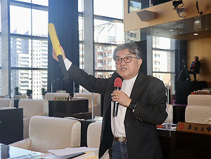 離譜!李中抨擊:體育老師堅持就能讓員警進入校園帶走小學生?