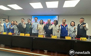 藍黨團交接黃偉哲謝龍介互動被虧「交棒」 黃忙揮手否認稱被吃豆腐