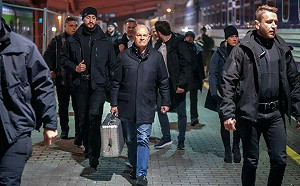 (影) 蕭茲神秘手提箱裡裝什麼? 訪基輔 他親自提銀色箱子 網友：可能是這個....