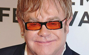 艾爾頓強自承喪失視力! 眼部感染右眼看不到東西 嚴重影響創作