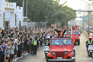 世界12強冠軍英雄遊行台南登場  黃偉哲與萬千球迷見證歷史