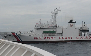 中菲衝突再起! 菲4船進黃岩島、2船闖鱟藤礁 中國水砲攻擊驅離