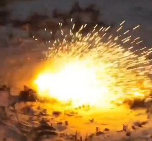 （影）T-90M被布萊德利打爆! 俄兵以為是烏軍豹式坦克 還高興慶祝