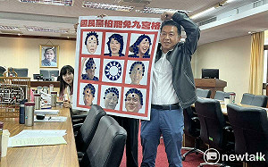 (影) 搞創意！許智傑特製「怕罷免九宮格」諷刺藍委調高門檻