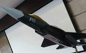 「參考」殲-20? 巴基斯坦公開「終極梟龍」模型 陸專家：邁向五代戰機