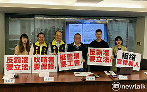反霸凌護勞權!民眾黨號召明黑衣遊行 將陳情書投入賴政府「功德箱」