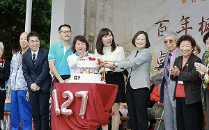 蔡英文自爆高中數學成績差 勉中山女高學妹：每個人都有發光機會走向世界