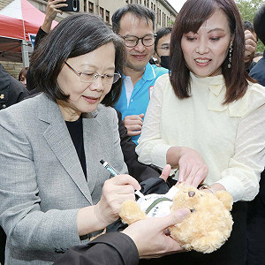 對應盤絲洞事件 蔡英文回中山女高替母校打氣