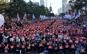 數十萬南韓民眾集結國會外挺彈劾尹錫悅 台灣議員直擊:很多年輕人