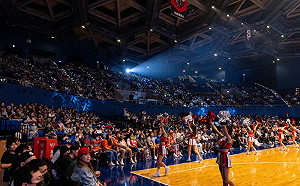 海音館首次辦籃球賽 鋼鐵人開幕戰估破3千人