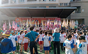 畢業半世紀返校重溫舊夢  這位高市信義國小校友曾赫赫有名