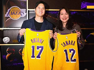 (影)大谷翔平偕愛妻看湖人比賽 球團送客制球衣