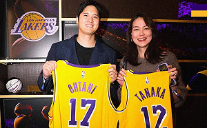 (影)大谷翔平偕愛妻看湖人比賽　球團送客制球衣