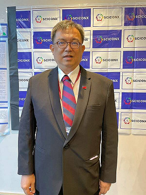 出席巴黎精神醫學會議  許景琦別上國旗胸針分享研究成果