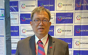 出席巴黎精神醫學會議  許景琦別上國旗胸針分享研究成果