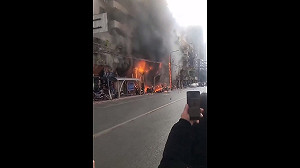 (影) 正確「獻忠姿勢」! 中共官員莊園、社區、酒店遭縱火 特警緊急駐校保護「紅後代」