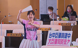 為催生大巨蛋在議會內跳「炸裂陳子豪」 議員黃佳恬邀盧秀燕同舞遭婉拒