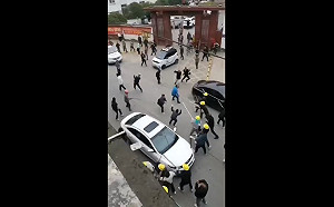 (影) 湖南、廣西驚傳討薪暴動! 鎮暴警察被打到瘋狂逃竄 警員躲車上不敢下來