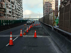 新北中山高架橋三重往新莊橋面異常龜裂 封閉一車道至12/12
