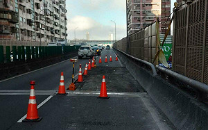 新北中山高架橋三重往新莊橋面異常龜裂 封閉一車道至12/12 