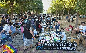  「小樹市集」高雄秋冬場來了！  愛河河西路二手親子用品手作隨便挑  