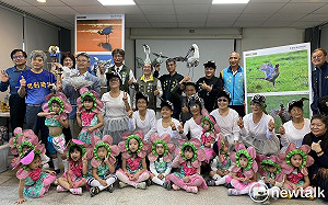 黑白與彩色攝影展暨鋁罐黑琵藝術展  15日七股黑面琵鷺展示館登場