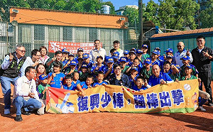 走訪高雄棒球名校打氣 陳其邁允明年加碼補助1500萬