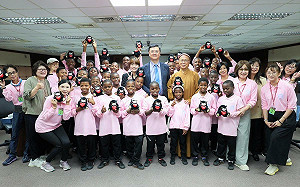 友邦史瓦帝尼學童訪高市府  唱「台灣尚勇」感謝台人愛心 